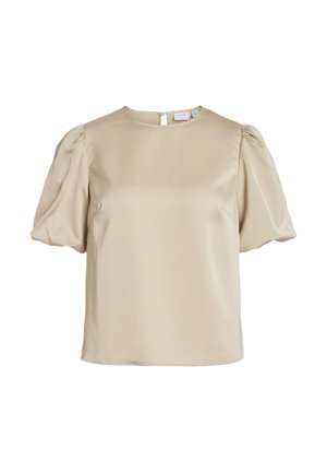 Beige satengbluse med korte pufferm, rund halslinje og nøkkelhullbakstengsel. Jevn tekstur, ingen synlige mønstre eller aksenter.