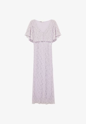 Fioletowa sukienka midi z koronki, z dekoltem w serek, krótkimi rozkloszowanymi rękawami oraz warstwową ozdobą na górze.