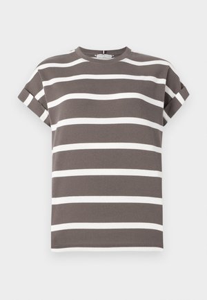 T-shirt grigio a maniche corte con strisce orizzontali bianche, collo rotondo e maniche arrotolate. Il tessuto ha una texture morbida.