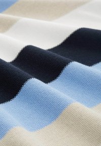 Strickstoff mit horizontalen Streifen in Marineblau, Hellblau, Beige und Weiß; strukturierte Oberfläche mit glatter Haptik.