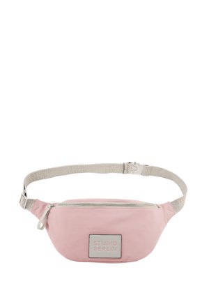 Rosa Stoff-Gürteltasche mit beigem verstellbarem Riemen und Reißverschluss, mit einem vorderen Aufnäher mit der Aufschrift Studio Berlin.