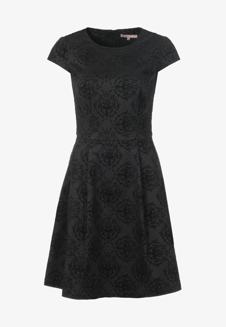 Robe noire à manches courtes, tissu texturé avec un motif damassé, corsage ajusté et jupe évasée.