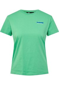 Grøn bomulds T-shirt med rund hals, korte ærmer og et blåt "hummel sportswear" logo på den øverste venstre side. Glat tekstur.