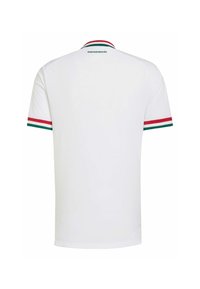 Chemise blanche à manches courtes avec col et poignets à rayures rouges, blanches et vertes, comportant le texte "MAGYARORSZÁG" dans le haut du dos.