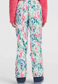 Pantalones de nieve coloridos con una base blanca, que presentan un vibrante patrón abstracto en rosa, verde y azul. El material parece suave y ligero.