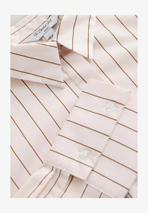 Lyserød stribet skjorte med tynde brune linjer, der har en klassisk krave og knaplukning. Stoffet har en glat, tekstureret overflade.