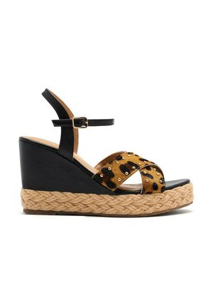 Sandali con zeppa, base in pelle sintetica nera, fascetta incrociata in tessuto leopardato e suola in juta intrecciata. Cinturino alla caviglia regolabile con fibbia.