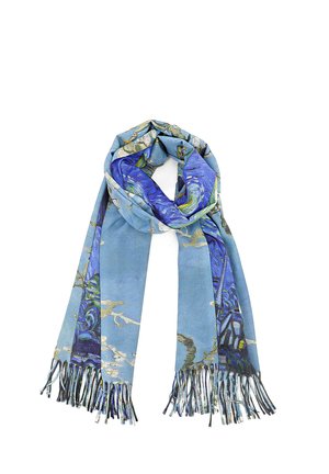 Sciarpa blu con un design floreale in tonalità di blu e verde. Rifinita con bordi frangiati, realizzata in un tessuto leggero e morbido.