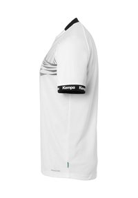 Hvid atletisk T-shirt med en sort rund hals, korte ærmer og et stribet gråt mønster foran. Sort "Kempa" branding på ærmerne.