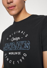 Jack & Jones JORSURFACE BRANDING TEE CREW NECK - T-shirt estampada - tap shoe