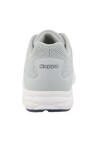 Svijetlosivi sportski tenisice viđene s leđa, s mrežastim gornjim dijelom, ublaženim potplatom i istaknutim logom "Kappa".