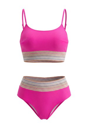 Costum de baie în două piese, roz, cu benzi cu model zigzag pe tivul de la top și slip cu talie înaltă. Bretele subțiri reglabile.