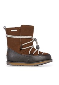 Brązowe zamszowe buty z teksturowaną dolną częścią z brązowej skóry, szare sznurowadła i boczny zaczep. Posiadają solidną podeszwę z wzorem gripu w zygzak.