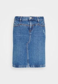 Blå denimkjol med framfickor, bälteshällor, knappstängning och subtil slitage på en helt vit bakgrund.