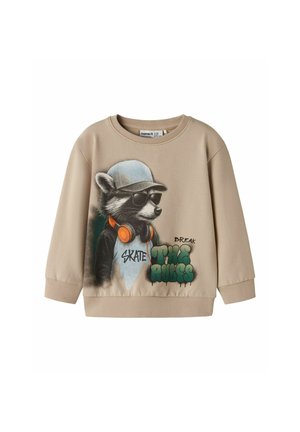 Sweat-shirt beige avec un raton laveur portant des lunettes de soleil, une casquette, des écouteurs orange et un texte graffiti disant "Skate Break The Rules."
