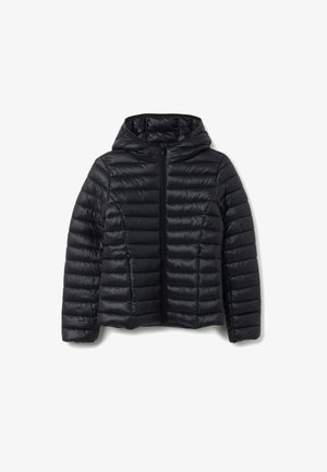 Chaqueta acolchada negra con capucha, que presenta un cierre de cremallera, un diseño acolchado y una textura lisa y brillante. Fabricada con un material ligero e insulated.