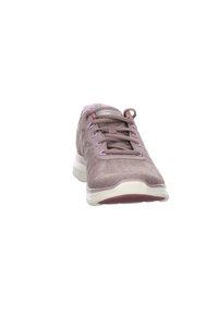 Zapatilla deportiva de color morado claro con una parte superior suave y texturizada, suela blanca en contraste y seis ojales para los cordones. Diseño minimalista.