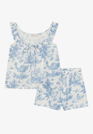 Blå och vit blommig mönstrad pyjamas set bestående av en ärmlös topp med volangkant och ett matchande par shorts.