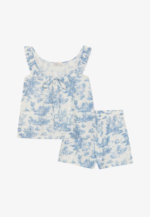 Niebieski i biały piżama w floralny wzór, obejmująca bezrękawą bluzkę z falbaniastym dekoltem oraz dopasowanym kompletem szortów.
