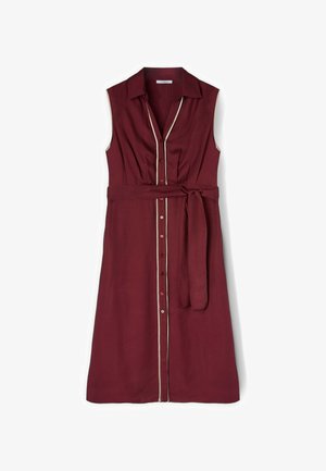 Sukienka bez rękawów w kolorze burgundowym z dopinanym kołnierzykiem, beżowym obszyciem wzdłuż linii guzików oraz pasującym paskiem wiązanym w talii.