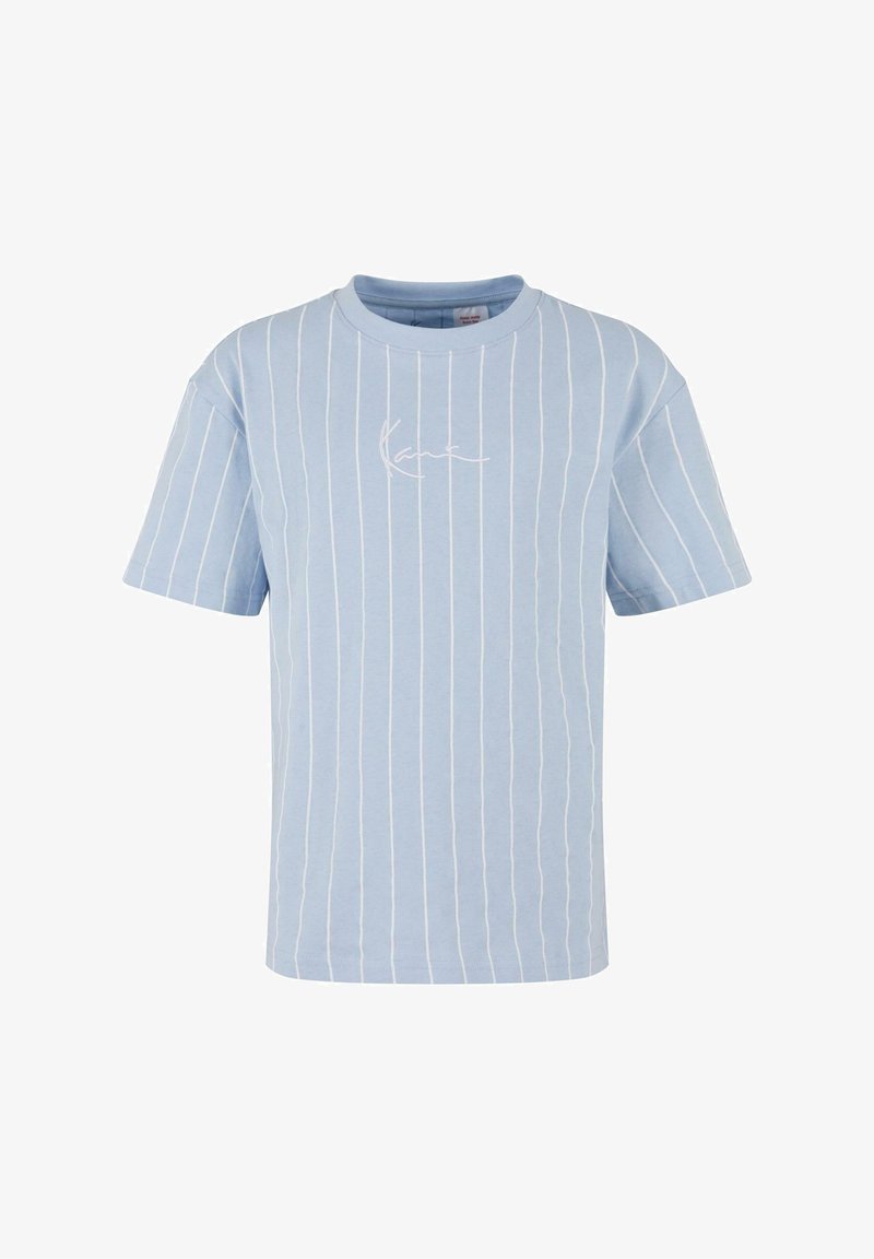 Helles blaues T-Shirt mit kurzen Ärmeln, weißen vertikalen Streifen und einem weißen gestickten Kursive-Logo auf der linken Seite. Aus Baumwolle.