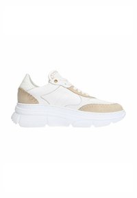 Sneaker bianca con pannelli in suede beige e texture, dotata di una suola spessa bianca, lacci rotondi e un piccolo accento dorato sul lato.