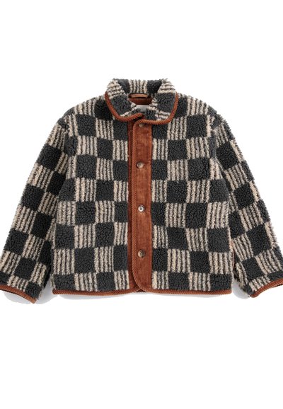 Veste à carreaux floue avec des carrés noirs et beiges, bordure en velours côtelé marron, col et fermeture à boutons sur le devant.