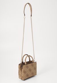 Sac à main marron à motifs avec deux poignées, bandoulière en chaîne amovible, matériau texturé et détail de logo sur toute la surface.