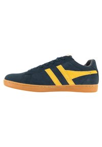 Sneaker in suede blu navy con strisce gialle, suola in gomma, lacci piatti e design minimalista. Presenta accenti testurizzati a contrasto.