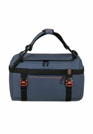 Sac polochon bleu et noir avec poignée rembourrée, poche avant zippée, deux sangles noires avec clips orange et fermeture éclair supérieure.