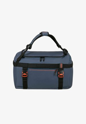 Sac polochon bleu et noir avec poignée rembourrée, poche avant zippée, deux sangles noires avec clips orange et fermeture éclair supérieure.