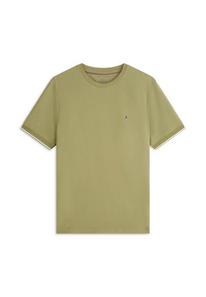 T-shirt vert olive à manches courtes avec col rond, petit logo Tommy Hilfiger sur la poitrine gauche et bordure blanche aux manches.