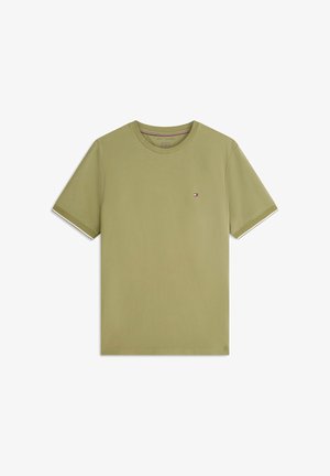 T-shirt vert olive à manches courtes avec col rond, petit logo Tommy Hilfiger sur la poitrine gauche et bordure blanche aux manches.
