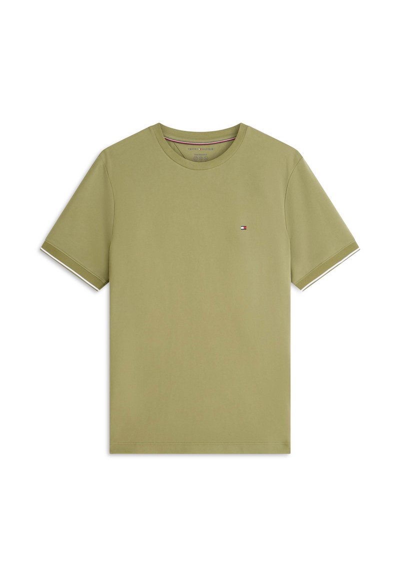 T-shirt vert olive à manches courtes avec col rond, petit logo Tommy Hilfiger sur la poitrine gauche et bordure blanche aux manches.