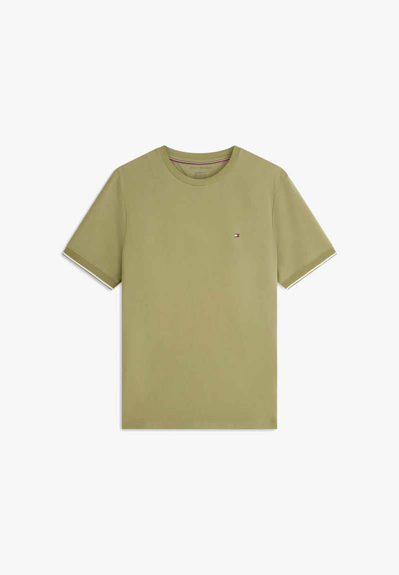 T-shirt vert olive à manches courtes avec col rond, petit logo Tommy Hilfiger sur la poitrine gauche et bordure blanche aux manches.