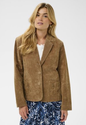 Hnedé semišové sako s dvoma gombíkmi, s prednými vreckami zdobenými vyšívanými kvetinovými vzormi. Hladká štruktúra, strihaný dizajn a dlhé rukávy.