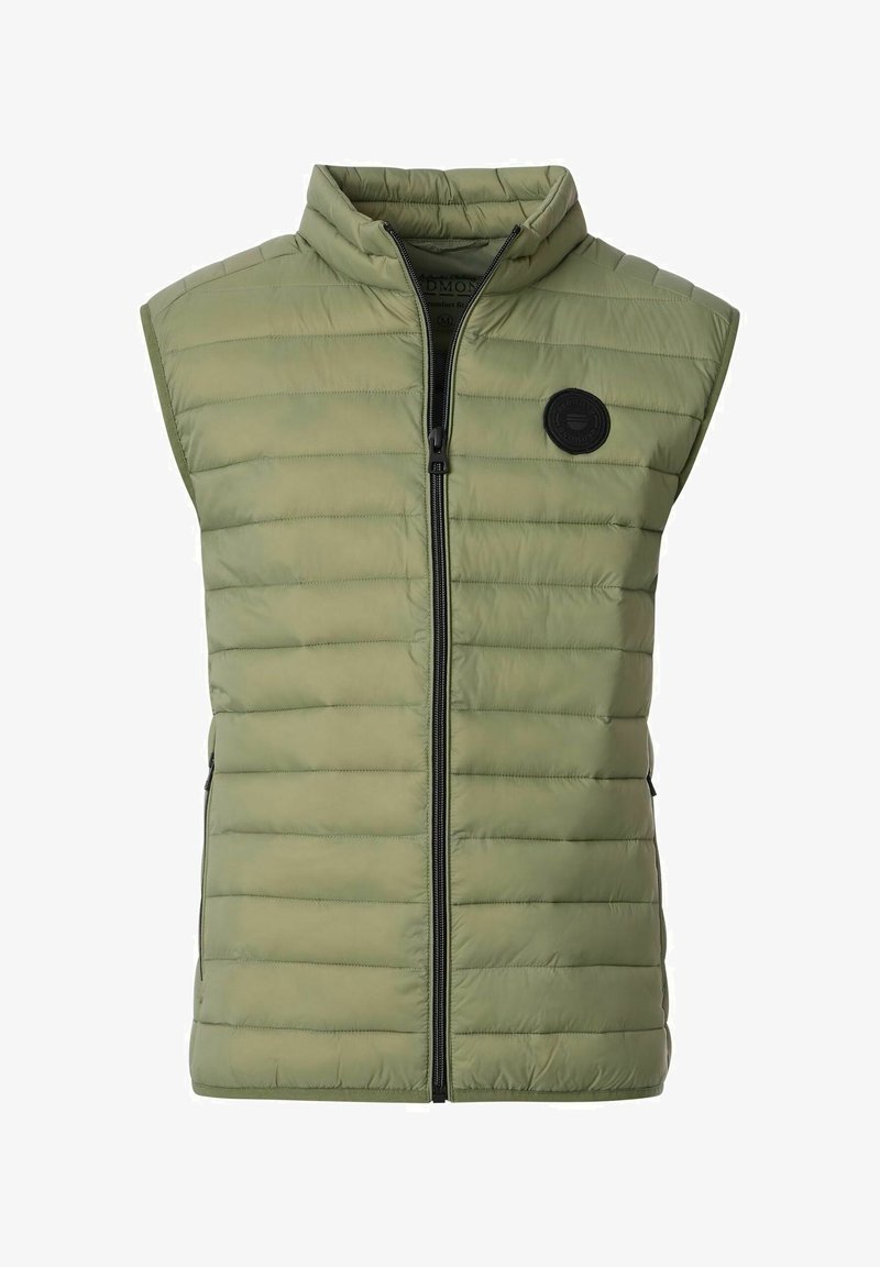 Leichte gepolsterte Weste in Olivgrün, mit hohem Kragen, Reißverschluss und einem runden Patch auf der linken Brust. Horizontal gequiltetes Design.