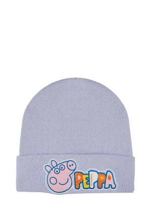Helles, blau gestricktes Beanie mit einem umgeschlagenen Bündchen, das eine große Stoffapplikation eines Cartoonschweins und den bunten Text "Peppa" zeigt.