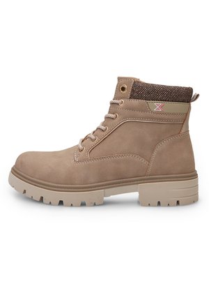Stivale alla caviglia in suede beige con collare marrone testurizzato, occhielli rinforzati e suola robusta. Ha una piattaforma bassa e un branding discreto.