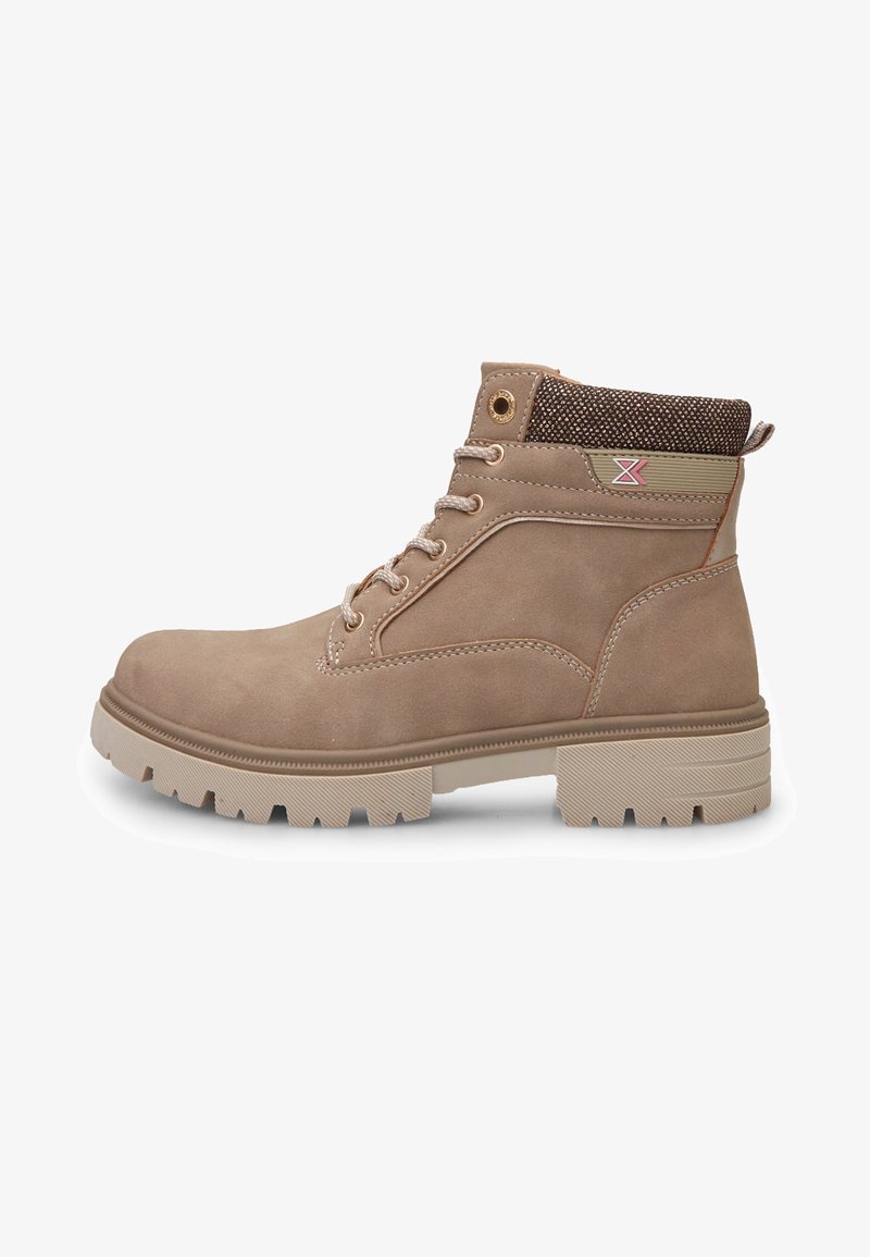 Beige mokka nilkkuri, jossa on teksturoidut ruskeat kaulus, vahvistetut reiät ja kestävä ulkopohja. Sisältää matalan alustan ja huomaamattoman brändäyksen.