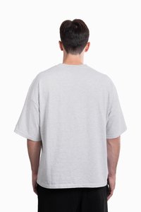 Grijs T-shirt met korte mouwen en een losse pasvorm, gemaakt van zacht materiaal, met een ronde halslijn en een effen textuur.