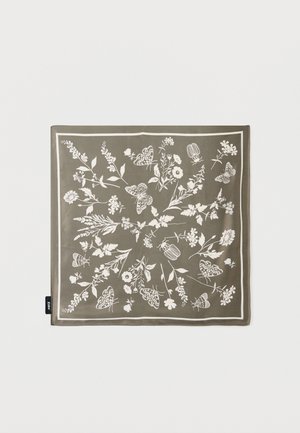 Foulard carré vert olive avec des illustrations botaniques blanches et des papillons répartis uniformément sur le tissu, encadré d'une fine bordure blanche.