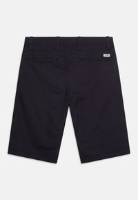 Shorts bleu marine en coton au tissu lisse, avec deux poches arrière et une étiquette de marque discrète sur le côté droit.