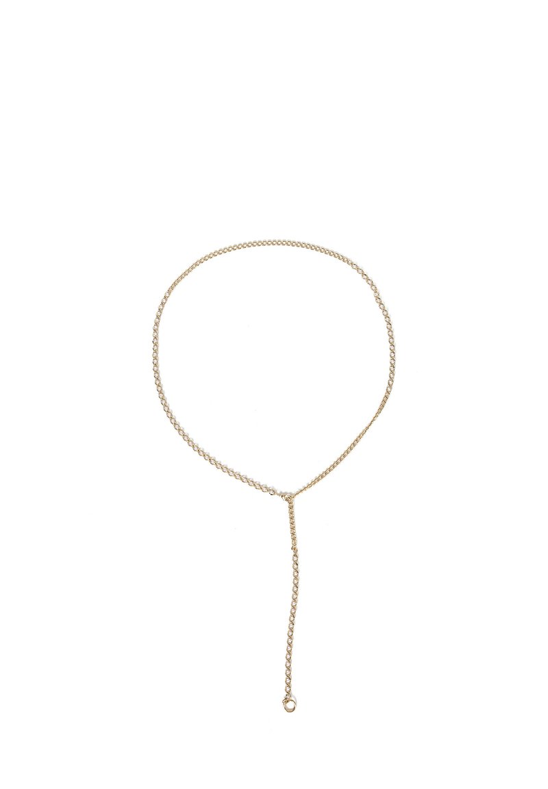 Naszyjnik na łańcuszku w odcieniu złota z prostym, delikatnym wzorem i zawieszką z łańcuszkiem. Lekki o gładkiej strukturze i regulowanej długości.