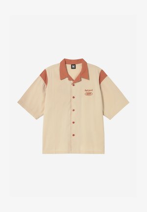 Μπεζ κοντομάνικο πουκάμισο με σκουροκόκκινες λεπτομέρειες στο γιακά και στους ώμους, μπροστινό μέρος με κουμπιά και το κείμενο «Lost Point» στο αριστερό στήθος.