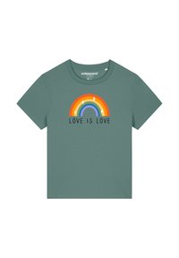Grünes Baumwoll-T-Shirt mit einem Regenbogen-Graphic über dem Text "LIEBE IST LIEBE" in Schwarz. Kurze Ärmel und ein Rundhalsausschnitt-Design.
