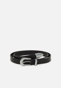 Ceinture en cuir noir avec une boucle en métal argenté, présentant une texture lisse, une extrémité effilée et plusieurs trous d'ajustement.