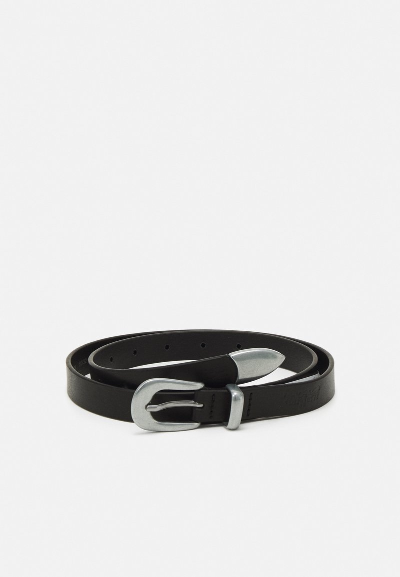 Ceinture en cuir noir avec une boucle en métal argenté, présentant une texture lisse, une extrémité effilée et plusieurs trous d'ajustement.