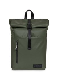 Zaino a rotolo verde scuro con tasca verticale con cerniera anteriore, cinturino nero a fibbia, maniglia di trasporto e patch del logo Eastpak in basso a destra.