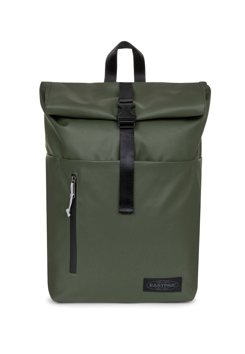 Zaino a rotolo verde scuro con tasca verticale con cerniera anteriore, cinturino nero a fibbia, maniglia di trasporto e patch del logo Eastpak in basso a destra.